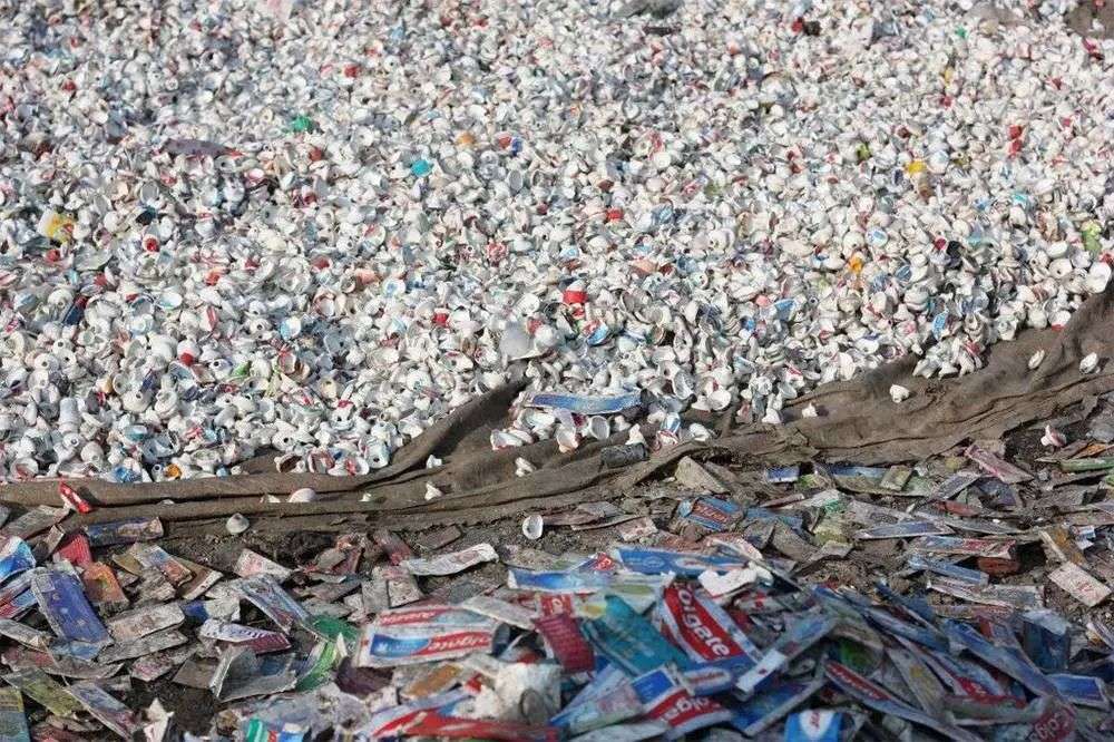 再也不用「擠牙膏」，高露潔換上的「潤滑劑」包裝，讓牙膏從此一滴不剩