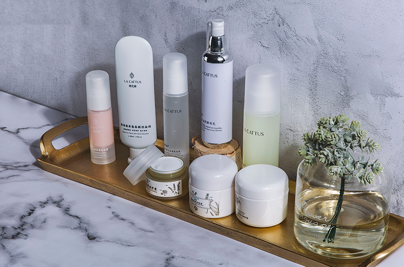 塑料瓶常見的生產(chǎn)工藝與化妝品包裝行業(yè)的新趨勢 塑料瓶常見的生產(chǎn)工藝與化妝品包裝行業(yè)的新趨勢